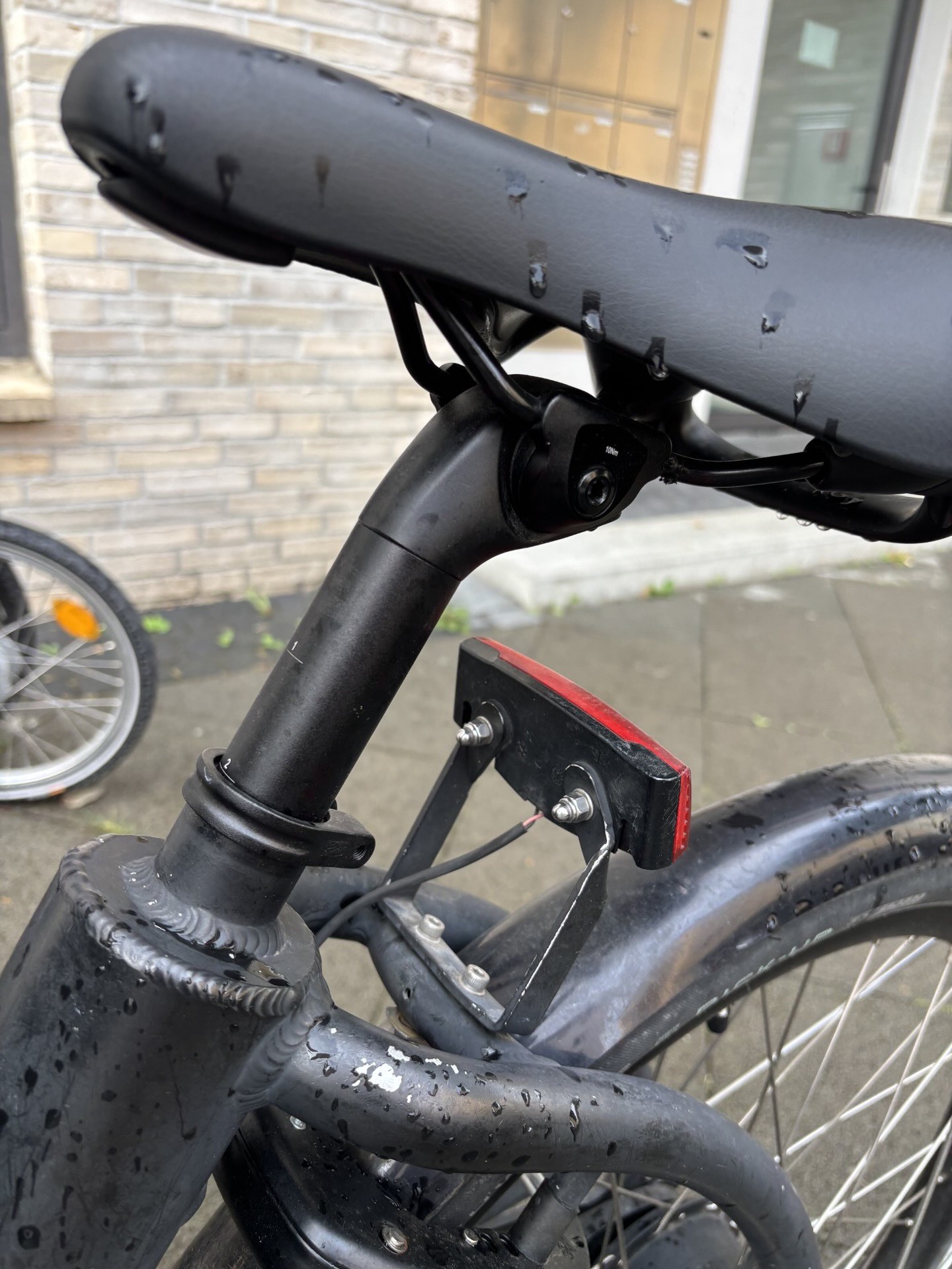 Nicht betroffene Sattelstütze: der Kopf weist nur seitliche, 90° zur Fahrtrichtung versetzte Schrauben auf. Also eine Schraube links, eine Schraube rechts.